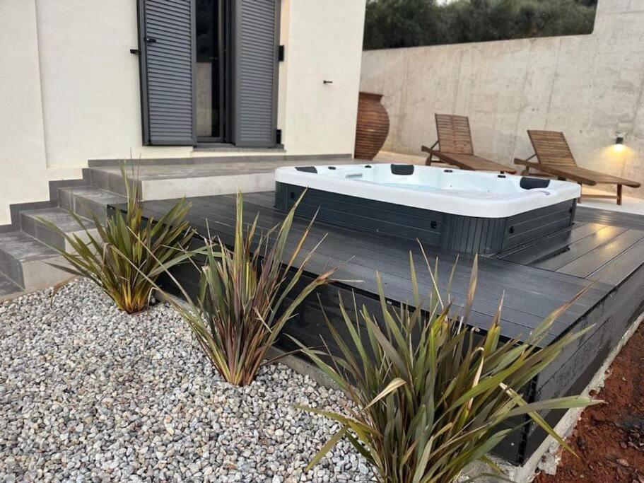 Ek Ornelakis, Luxury Country House With Jacuzzi Chania  Bagian luar foto